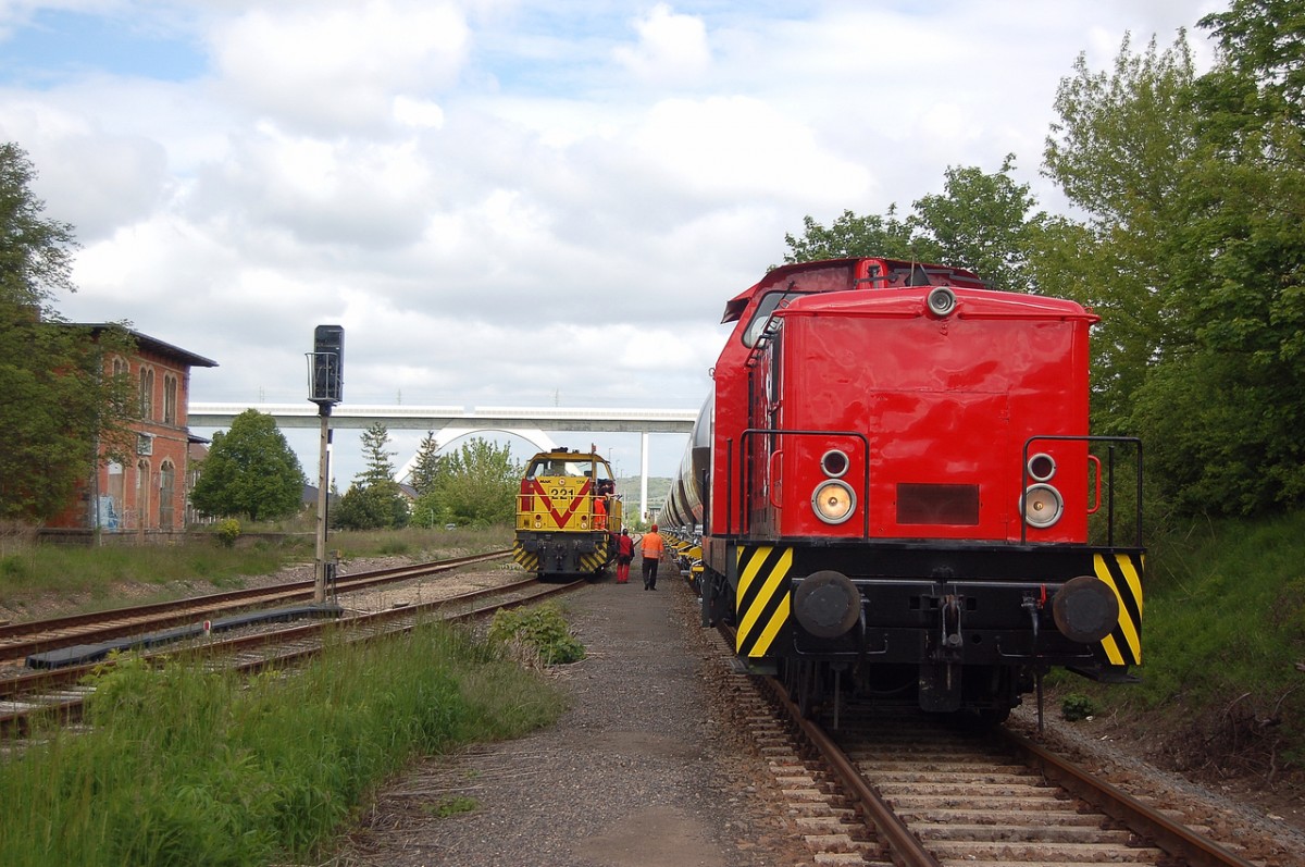 EBS 346 603-4 stellt am 15.05.2014 in Karsdorf Bbf neue Staubgutwagen f�r die MEG 221 bereit. Diese wurden dann von der MEG Lok nach Gro�korbetha gebracht. (Foto: dampflok015)