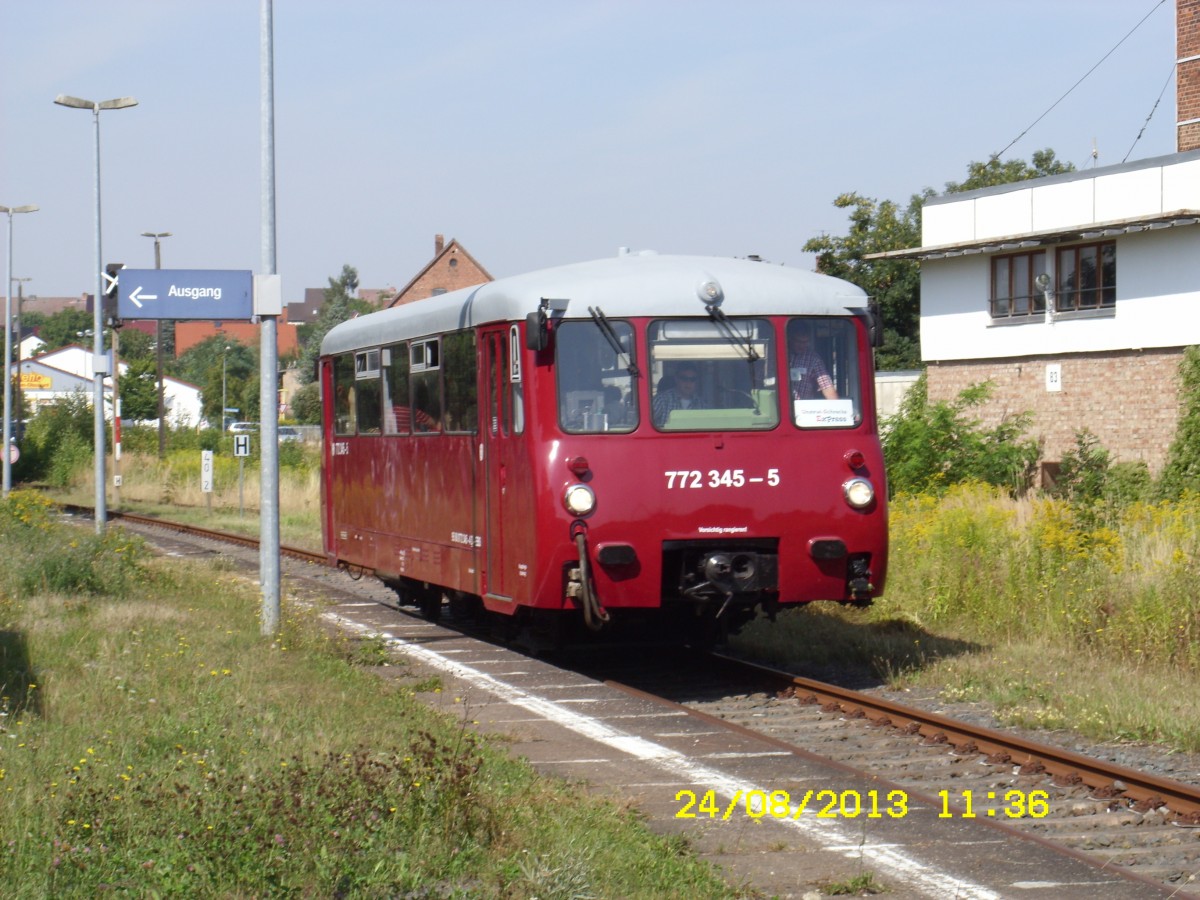EBS 772 345-5 als 5.  Unstrut-Schrecke-Express  DbZ 91538 aus Erfurt Hbf, am 24.08.2013 in Ro�leben. Die Fahrt fand diesmal unter dem Motto  Klostererlebnis- und Unstrut-Tour  statt. (Foto: Ingo Heidenreich)