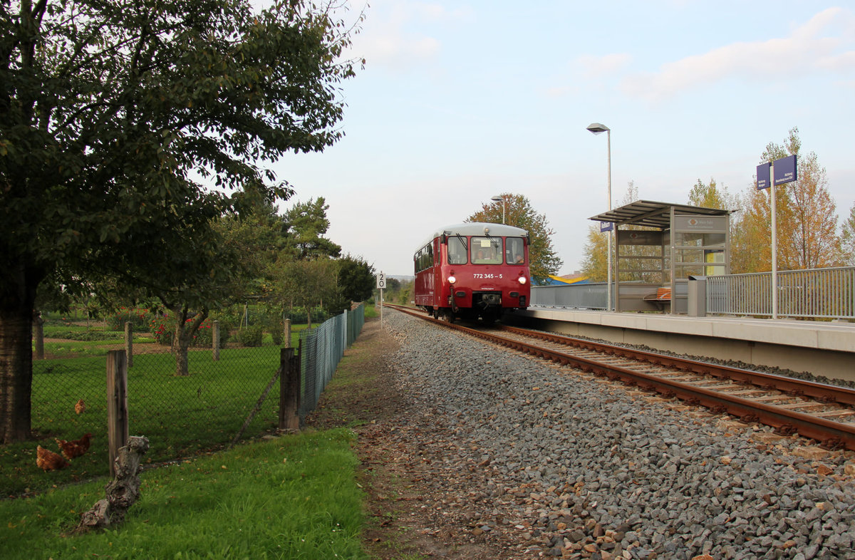 EBS 772 345-5 als DPE 81084 von Laucha nach Naumburg Hbf, am 05.10.2014 bei Kleinjena. Das Ferkeltaxi pendelte zum 9. Unstrutbahnfest zwischen Laucha und Naumburg. (Foto: Wolfgang Krolop)