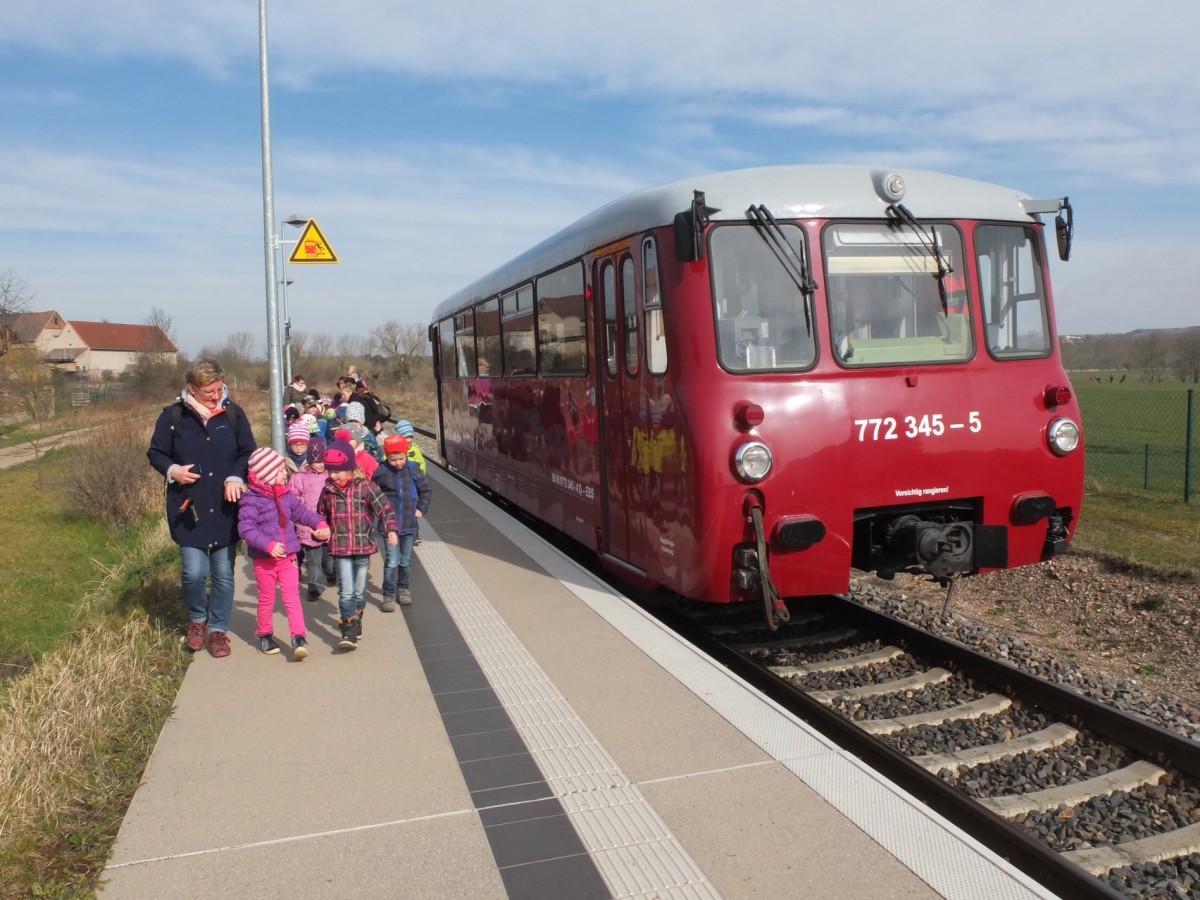 EBS 772 345-5 als  Kita-Express  aus Laucha, am 07.04.2015 in Kirchscheidungen. Es brachte die Kindergartengruppe  Gl�ckchen  aus Laucha zu einem Tagesausflug hierher. (Foto: Heiko Kern)