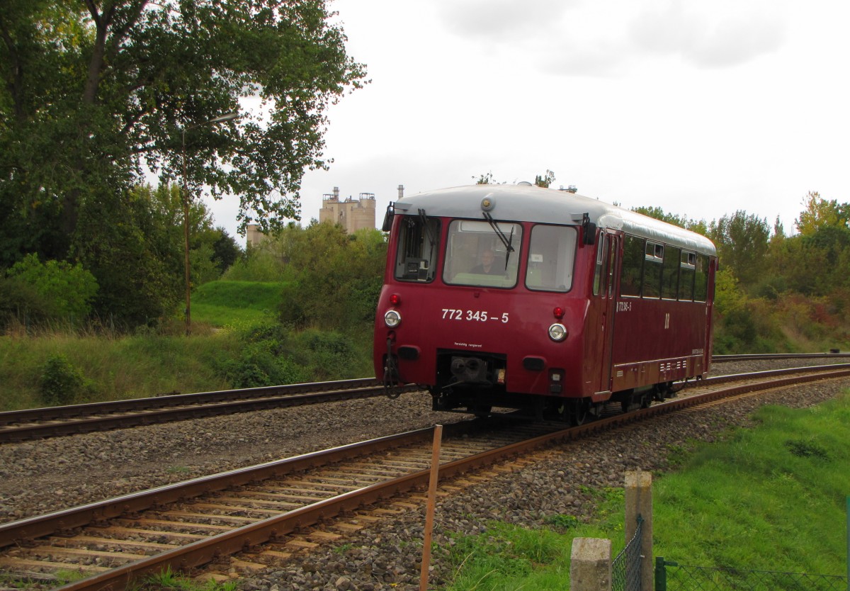 EBS 772 345-5 verkehrte zum Bahnhofsfest in Laucha am 27.09.2015 als Sonderzug zwischen Karsdorf und Freyburg. Hier f�hrt der Triebwagen gerade aus dem Anschluss der EBS zur Bereitstellung am Bahnsteig in Karsdorf.