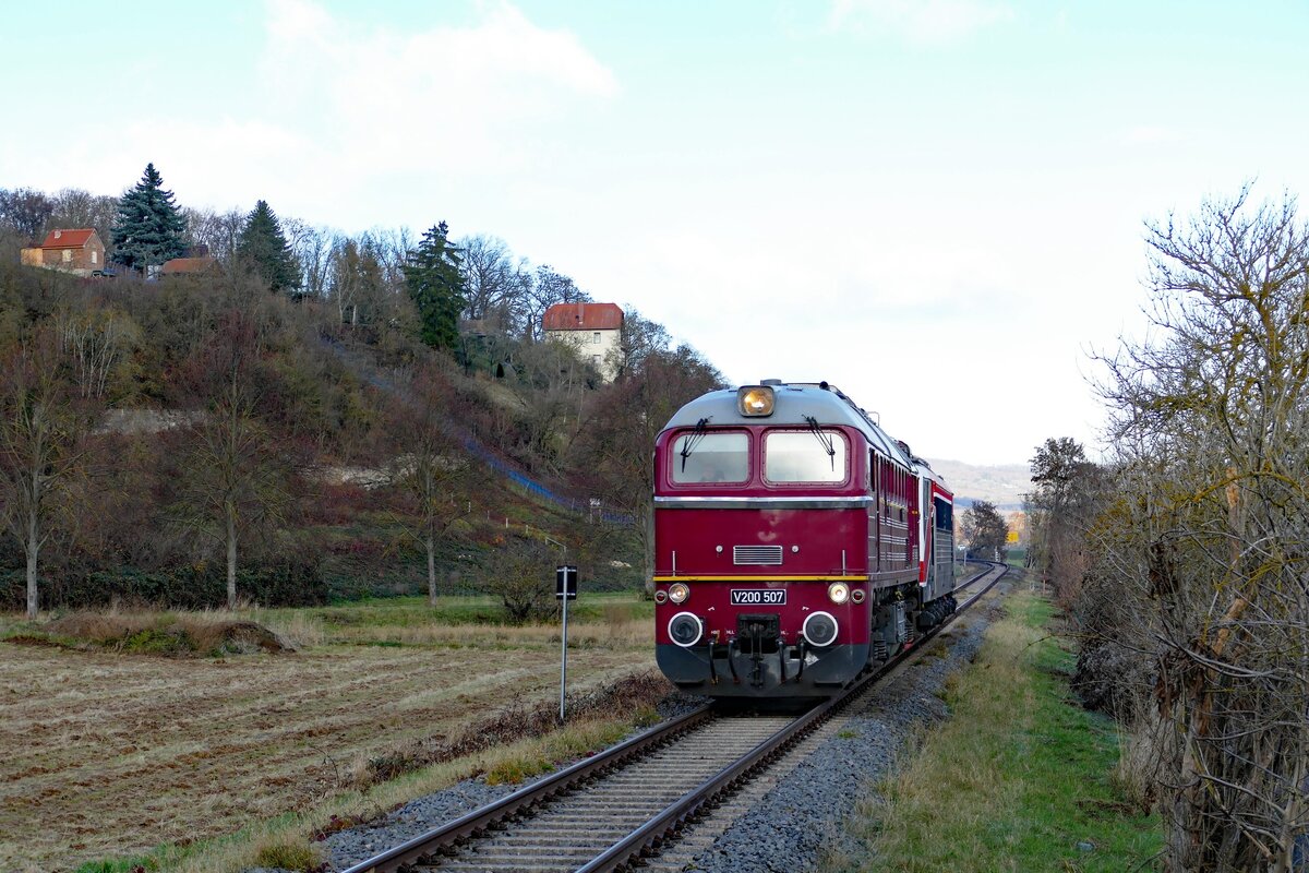EBS V200 507 und 155 239-7 auf Überführungsfahrt von Karsdorf nach Naumburg (S) Hbf, am 21.11.2025 auf der Unstrutbahn bei Roßbach. (Foto: Wolfgang Krolop)