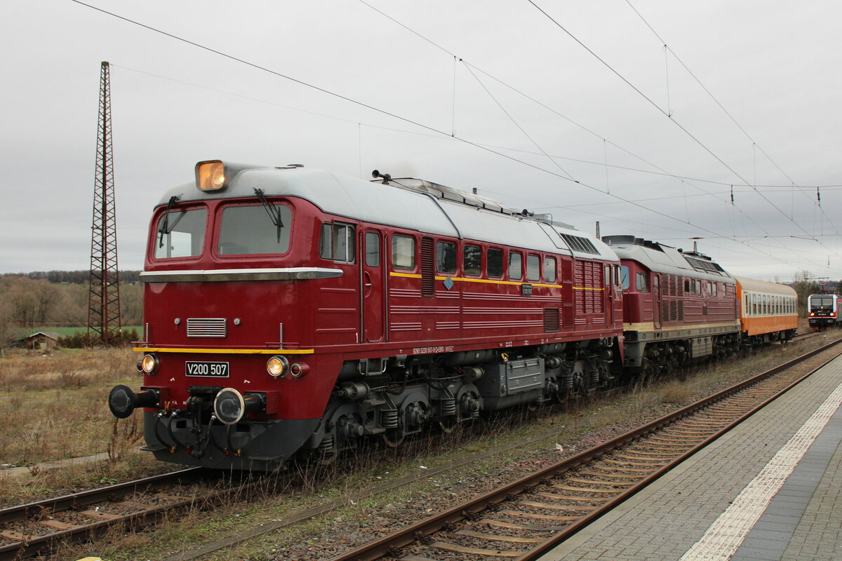 EBS V200 507 mit der EBS 132 334-4 und dem D-EBS 56 80 21-80 084-8 Bom nach Karsdorf, am 02.01.2024 bei der Abfahrt in Naumburg (S) Hbf.