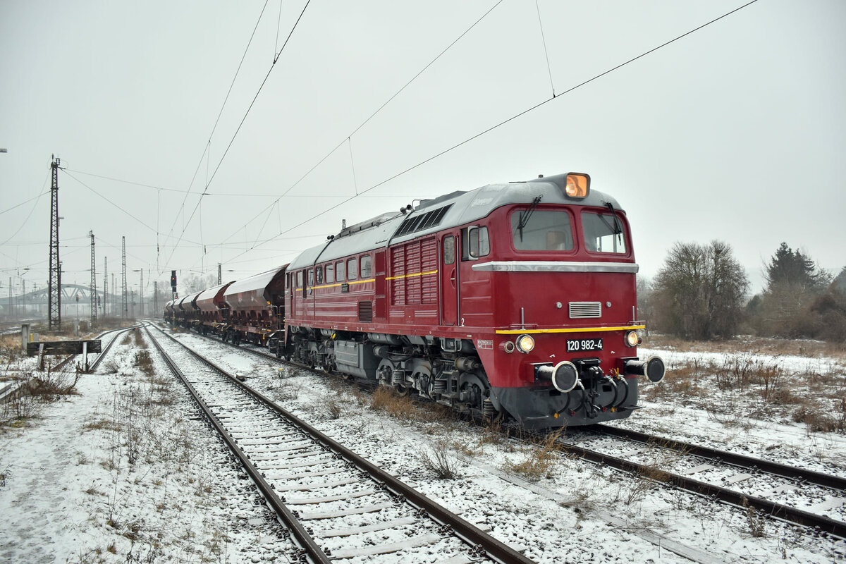 EBS V200 507 mit einem kurzen Getreidezug aus Karsdorf, am 12.01.2024 in Naumburg (S) Hbf. (Foto: Maik Köhler) 