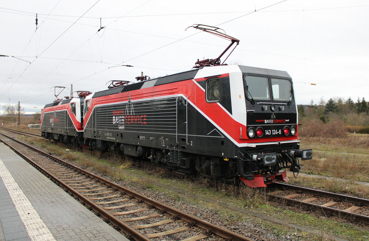EBS/FWK 143 056-0 + 143 124-6 als Tfz Richtung Bad K�sen, am 02.01.2023 in Naumburg (S) Hbf.