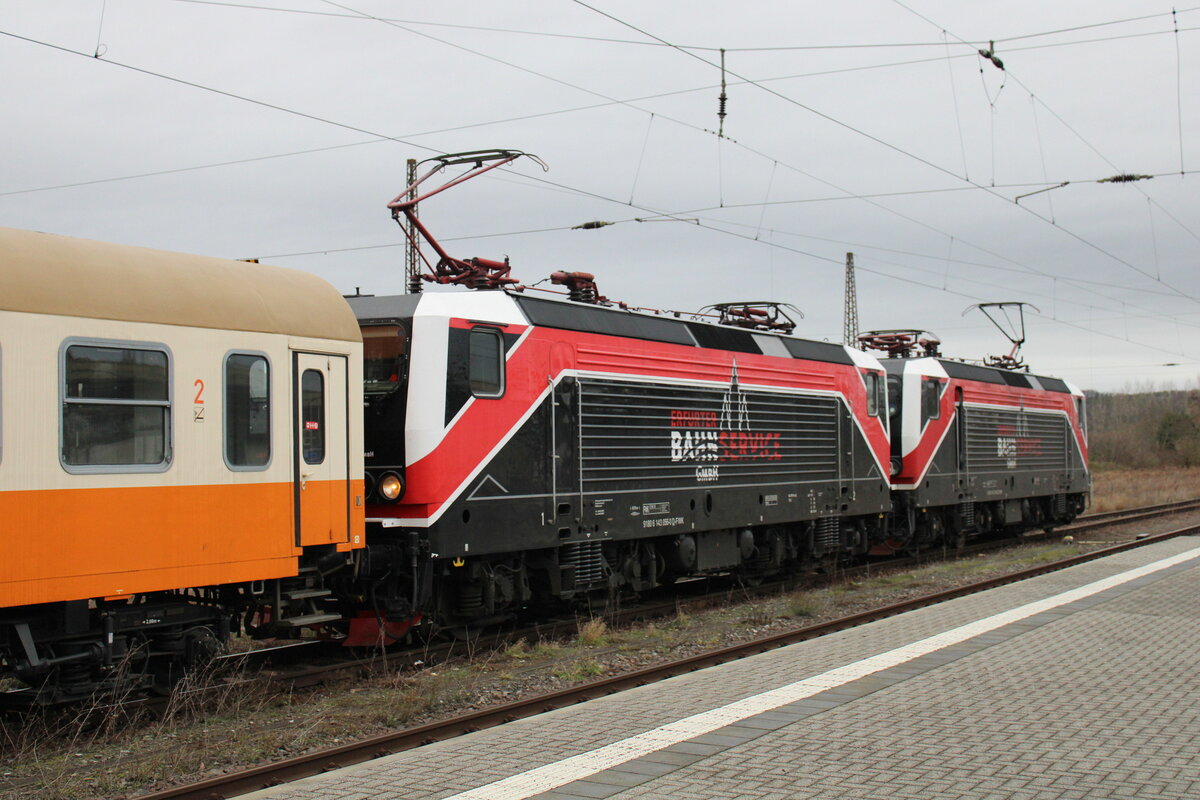 EBS/FWK 143 056-0 und 143 124-6 mit dem D-EBS 56 80 21-80 084-8 Bom am 02.01.2024 in Naumburg (S) Hbf.