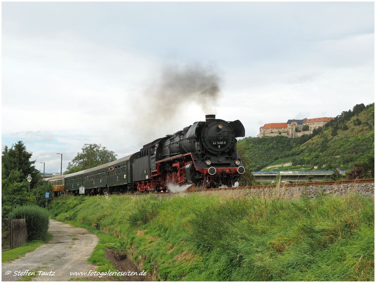 EFSFT 44 1486-8 und die CLR 229 181-3 am Zugschluss mit dem DPE 24179 von Freyburg nach Magdeburg Hbf, am 09.09.2017 in Nißmitz. (Foto: Steffen Tautz)