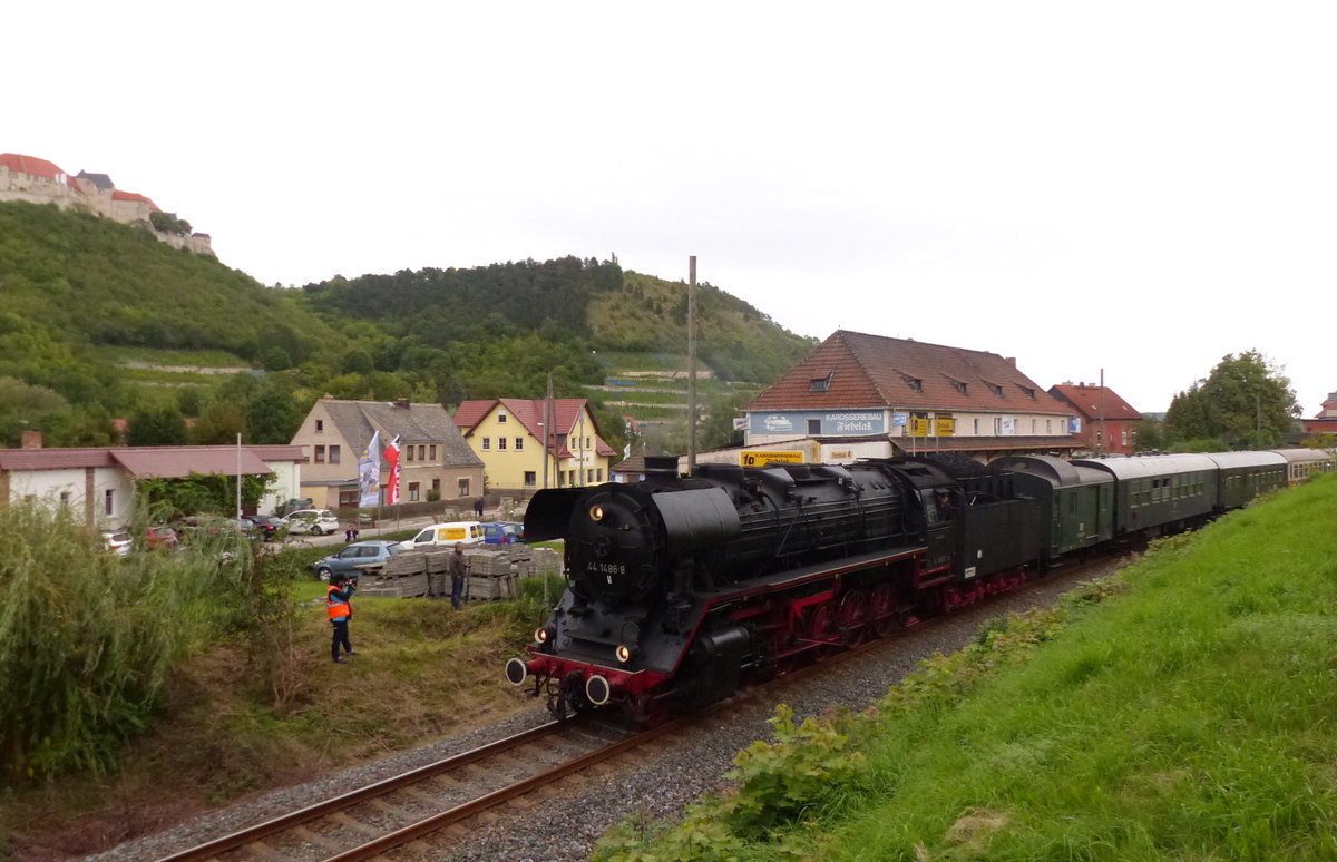 EFSFT 44 1486-8 mit dem DPE 24178 von Magdeburg Hbf nach Laucha (Unstrut), am 09.09.2017 in Freyburg.