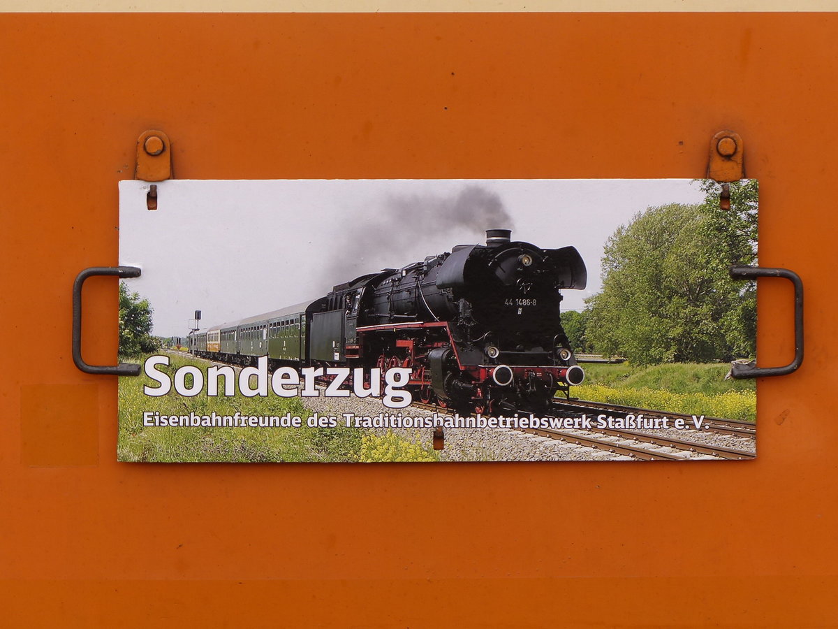 Ein Schild vom Sonderzug der Eisenbahnfreunde aus Sta�furt, am 09.09.2017 an deren restaurierten ehem. MITROPA-Speisewagen.