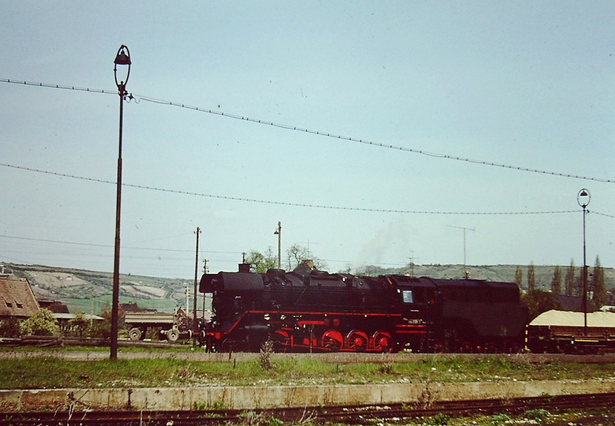 Eine Dampflok der Baureihe 44 auf der Fahrt Richtung Karsdorf, am 09.05.1980 im Bahnhof Laucha. (Foto: Klaus Pollm�cher)