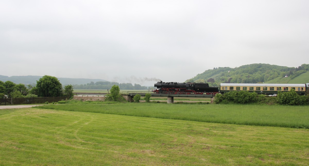 EMBB 52 8154-8 als Schlusslok am DPE 37690 von Leipzig Hbf nach Freyburg, am 19.05.2013 w�hrend der Saale-Weinmeile bei Ro�bach. (Foto: Wolfgang Krolop)