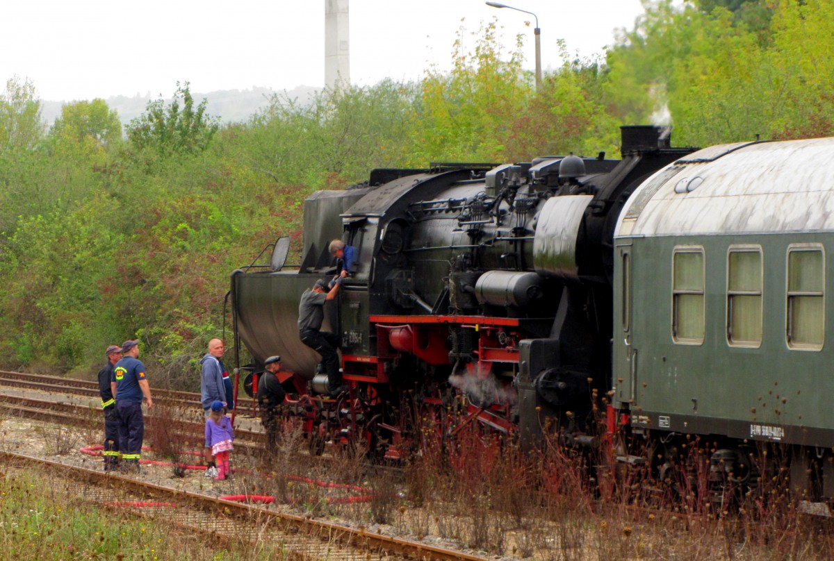 EMBB 52 8154-8 am 13.09.2014 in Karsdorf Bbf. Sie kam mit einem Sonderzug zum Winzerfest in Freyburg aus Leipzig-Plagwitz. Dank der Ffw Karsdorf konnte neues Wasser gefasst werden.