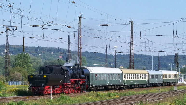 EMBB 52 8154-8 mit dem Winzerfestsonderzug DPE 79427 von Leipzig-Plagwitz nach Freyburg, am 12.09.2015 in Naumburg Hbf. (Foto: Dieter Müller)