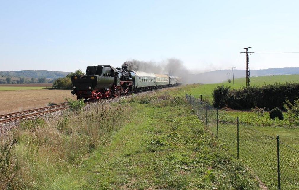 EMBB 52 8154-8 mit dem DLr 79427 von Freyburg zur Abstellung nach Karsdorf, am 12.09.2015 bei Kirchscheidungen. (Foto: Wolfgang Krolop)
