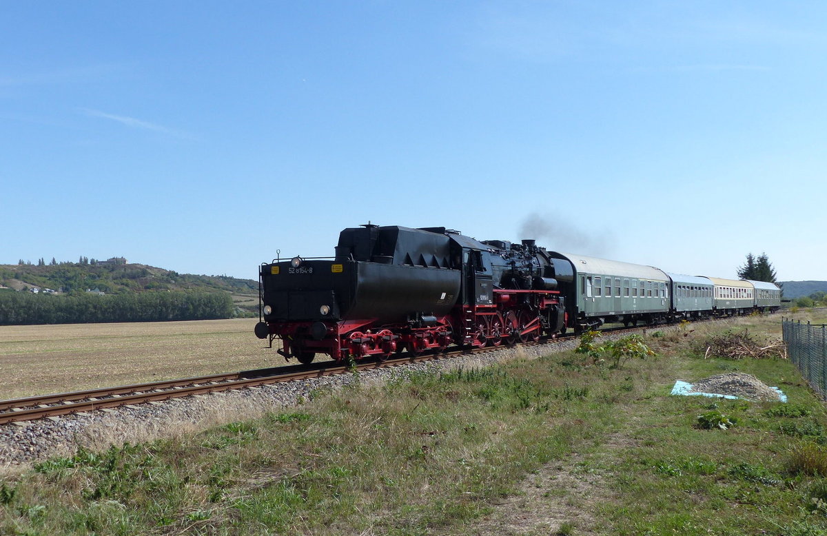 EMBB 52 8154-8 mit dem DLr 25298 von Freyburg nach Karsdorf, am 08.09.2018 in Kirchscheidungen. Ziel der Fahrg�ste aus war das Freyburger Winzerfest.