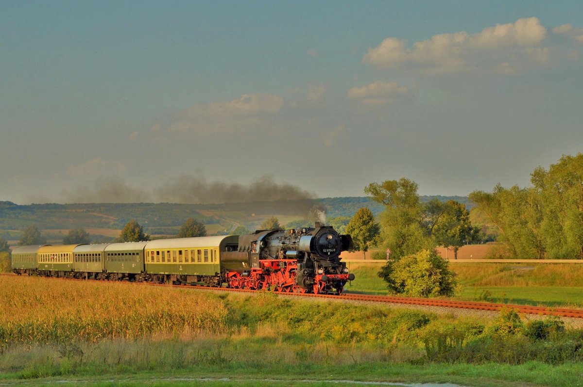 EMBB 52 8154-8 mit dem DPE 74347 nach Leipzig-Plagwitz, am 10.09.2016 bei Kleinjena. (Foto: Daniel Eid)