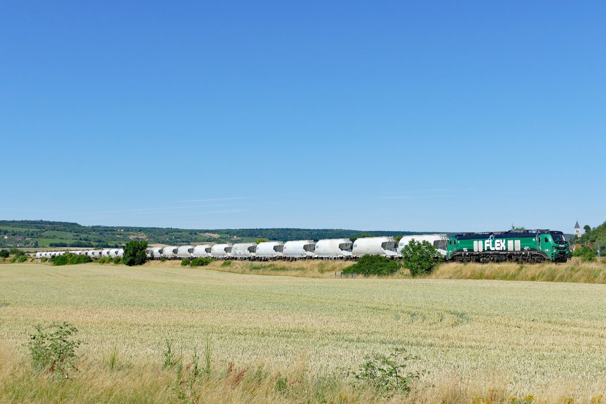 FLEX 159 253 mit Zement aus Karsdorf, am 30.06.2025 bei Kleinjena in Richtung Naumburg (S). (Foto: Wolfgang Krolop)