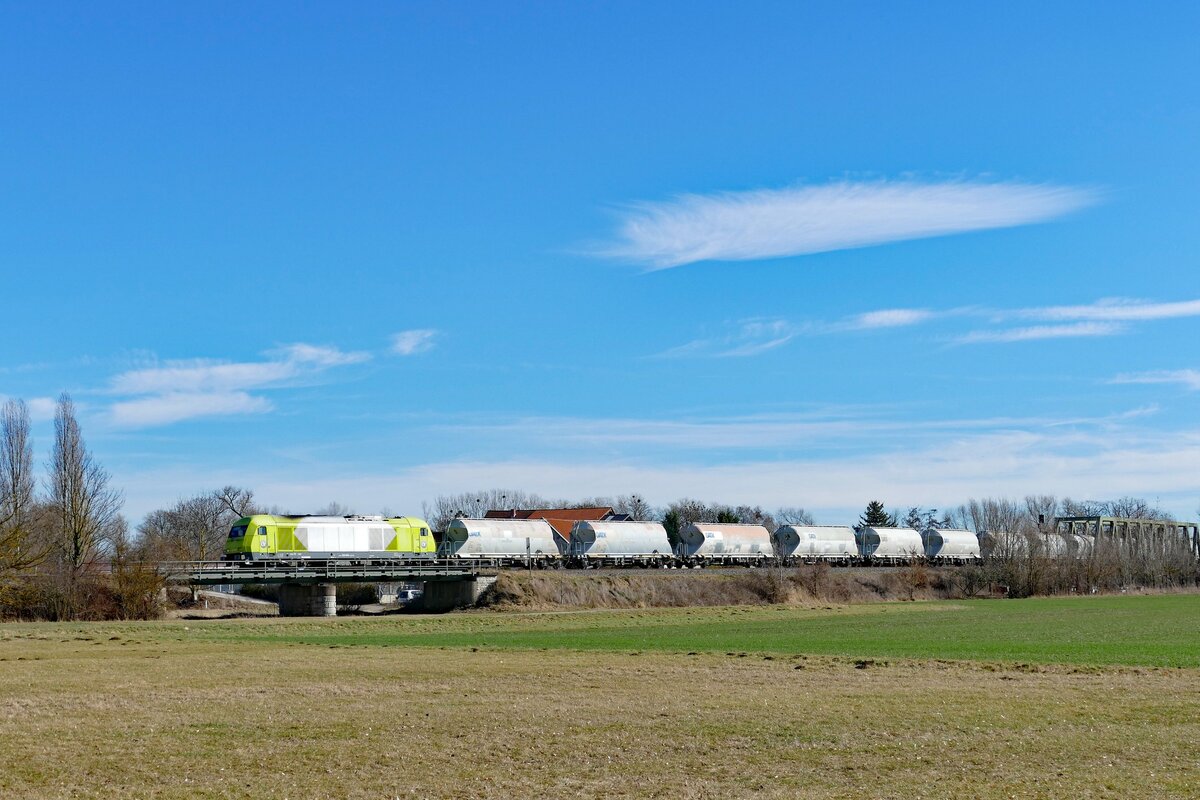 FLEX 223 062 mit einen leeren Zementwagen zum beladen nach Karsdorf, am 26.02.2026 bei Roßbach. (Foto: Wolfgang Krolop)