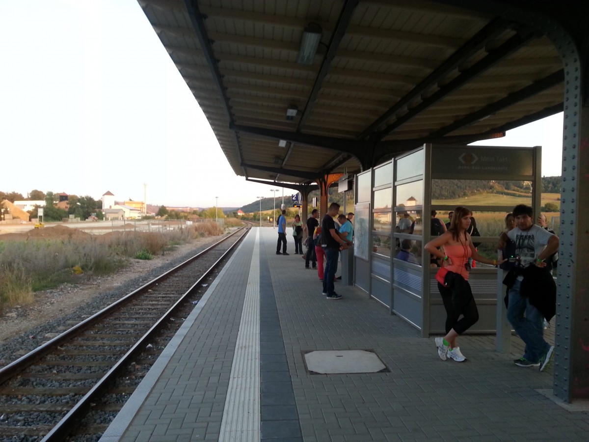 Gut gef�llter Bahnsteig am Abend des 07.09.2013 in Laucha. Viele Menschen nutzten den Zug um nach Freyburg zum 80. Winzerfest zu kommen.