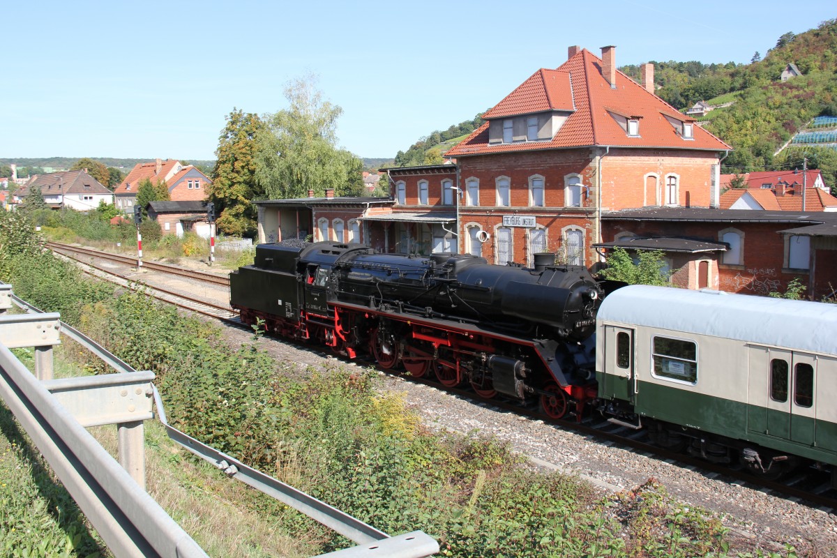 IGE Werrabahn 41 1144-9 mit dem RE 16196  Rotk�ppchen-Express I  von Altenburg nach Karsdorf, am 29.09.2013 in Freyburg Bbf (dem ehemaligen Bahnhof). (Foto: Wolfgang Krolop)