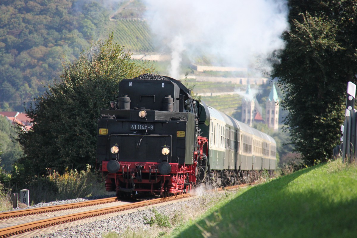 IGE Werrabahn 41 1144-9 mit dem leeren RE 16196 auf der Fahrt von Freyburg zur Abstellung nach Karsdorf, am 29.09.2013 bei Balgst�dt. (Foto: Wolfgang Krolop)