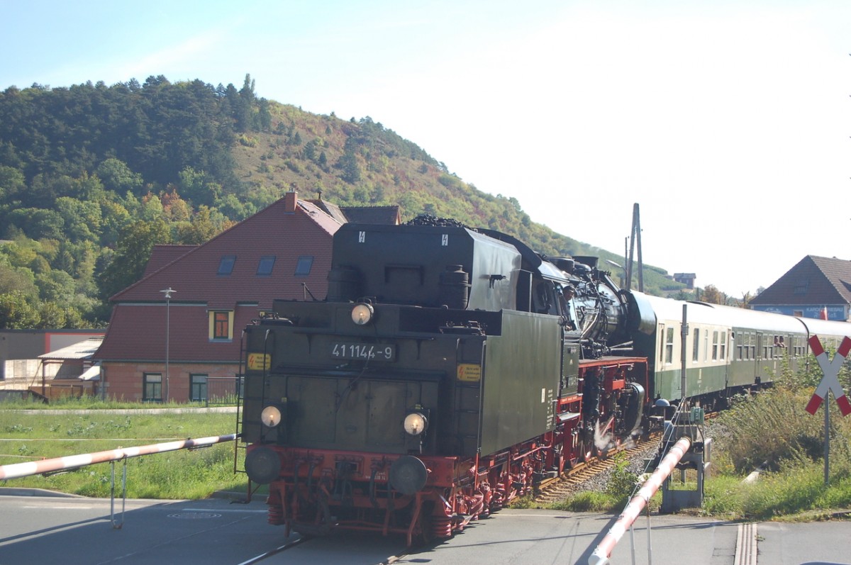 IGE Werrabahn 41 1144-9 mit dem RE 16196  Rotk�ppchen-Express I  aus Altenburg, am 29.09.2013 kurz vor dem Hp Freyburg. Nach dem die Reisenden ausgestiegen sind, fuhr der Sonderzug weiter zur Abstellung nach Karsdorf. (Foto: dampflok015)