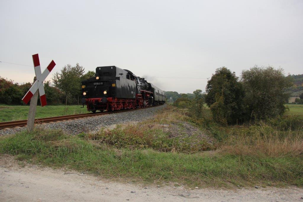 IGE Werrabahn 41 1144-9 mit dem leeren RE 16194 von Karsdorf nach Freyburg und weiter als  Rotk�ppchen-Express II  nach Eisenach, am 05.10.2013 bei Balgst�dt. (Foto: Wolfgang Krolop)