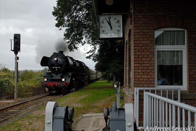 IGE Werrabahn 41 1144-9 mit dem RE 16583  Rotkäppchen-Express II  von Altenburg nach Freyburg, am 04.10.2009 in Kleinjena. (Foto: Andreas Leipoldt)
