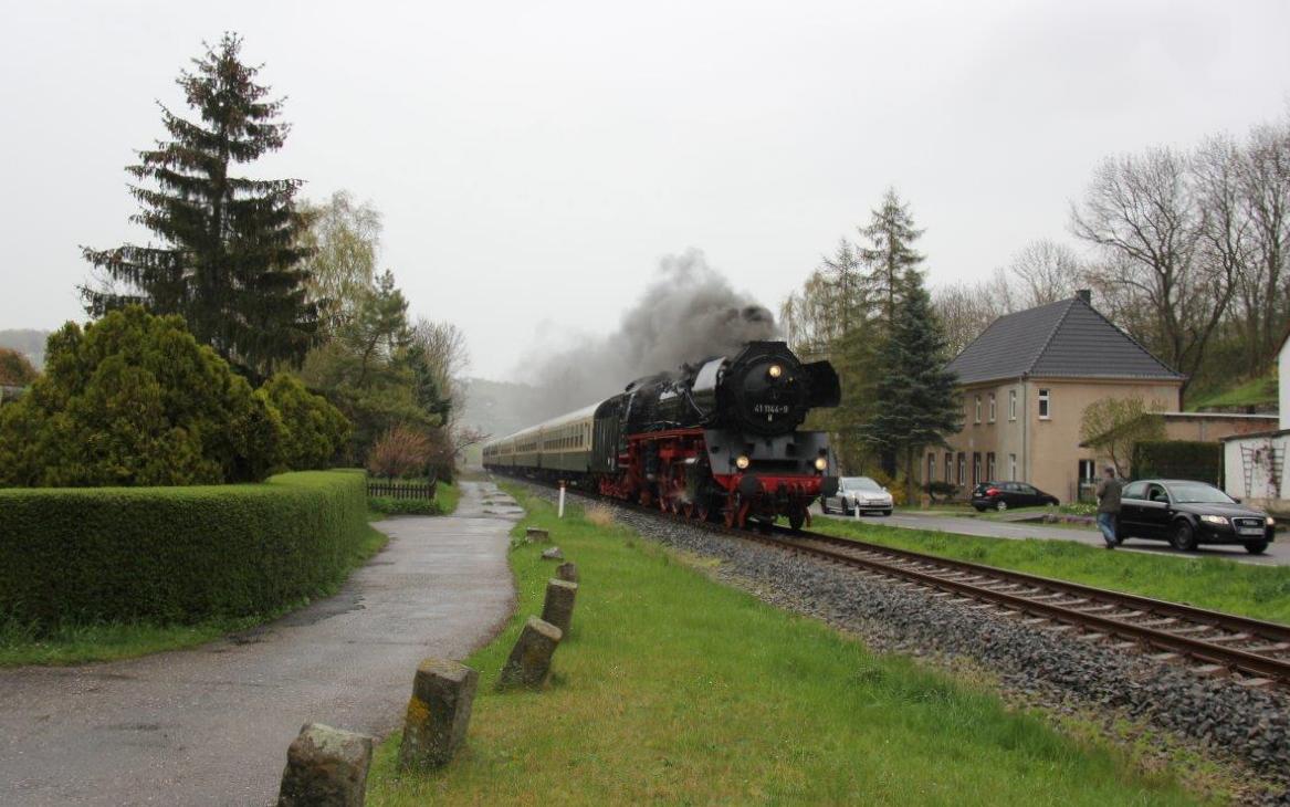 IGE Werrabahn 41 1144-9 mit dem Lr 16188 von Freyburg zur Abstellung nach Karsdorf, am 17.04.2016 Balgst�dt. (Foto: Wolfgang Krolop)