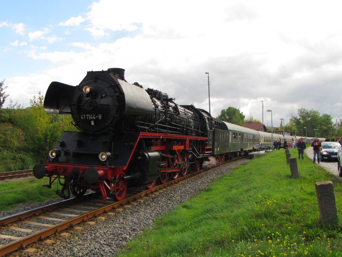 IGE Werrabahn Eisenach 41 1144-9 mit dem Lr 16278 aus Freyburg, am 27.09.2015 bei der Ankunft in Karsdorf. Zum Bahnhofsfest des Finnebahnvereins in Laucha konnte der leere  Rotk�ppchen-Express II  aus Altenburg ab Freyburg als Sonderzug bis Karsdorf genutzt werden.