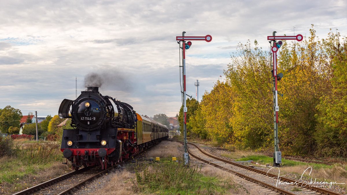 IGE Werrabahn Eisenach 41 1144-9 mit dem Lr 16992 von Karsdorf nach Freyburg am 20.10.2019 bei der Einfahrt in Laucha. (Foto: Thomas Schlesinger) 