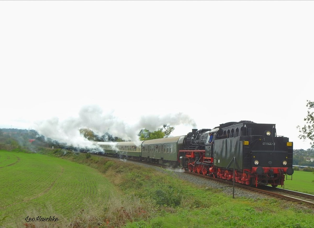 IGE Werrabahn Eisenach 41 1144-9 mit dem RE 16594  Rotkäppchen-Express II  von Zeulenroda unt Bf nach Freyburg, am 10.10.2020 bei Roßbach. (Foto: Leonie Haschke)