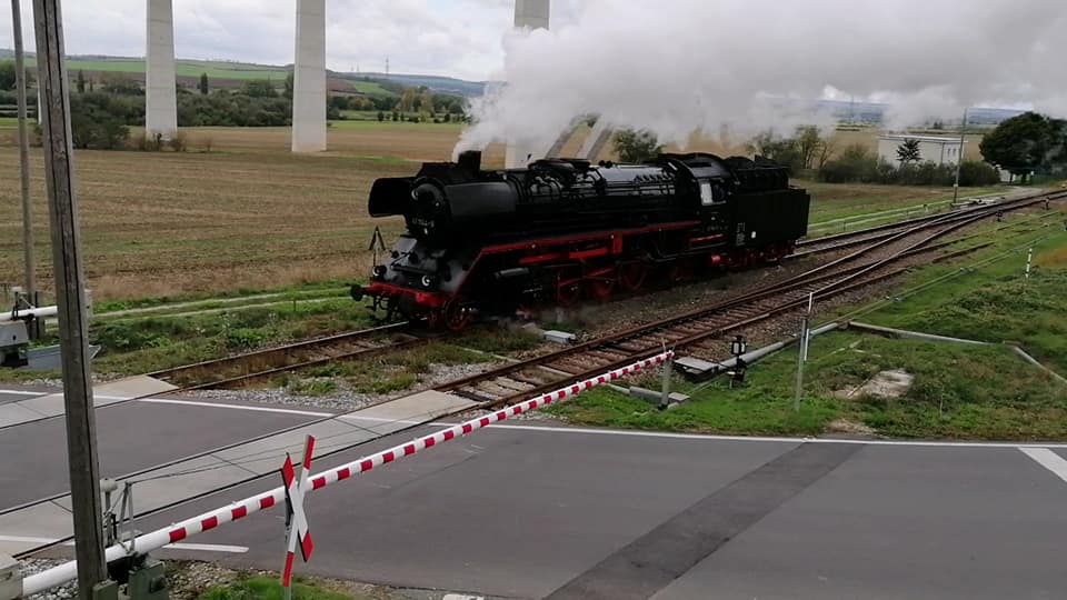 IGE Werrabahn Eisenach 41 1144-9 am 10.10.2020 beim umsetzen in Karsdorf Bbf. Sie brachte den Lr 16594 aus Freyburg. Jens Hermann fotografierte vom Stellwerk W4.