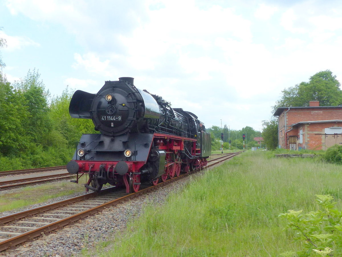 IGE Werrabahn-Eisenach 41 1144-9 am 21.05.2017 beim umsetzen in Karsdorf. Sie brachte zuvor den leeren  Rotk�ppchen-Express I  aus Freyburg zur Abstellung.
