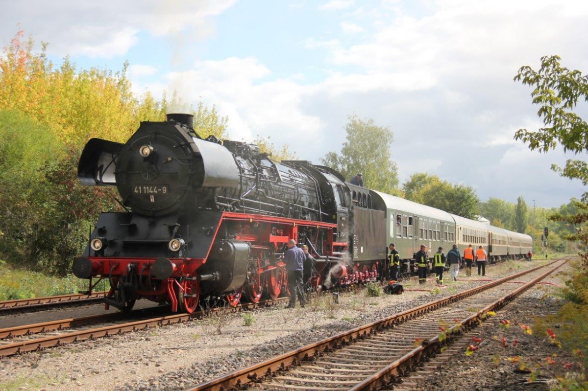 IGE Werrabahn-Eisenach 41 1144-9 mit dem leeren  Rotkäppchen-Express II  aus Freyburg, am 27.09.2015 in Karsdorf Bbf. (Foto: Wolfgang Krolop)