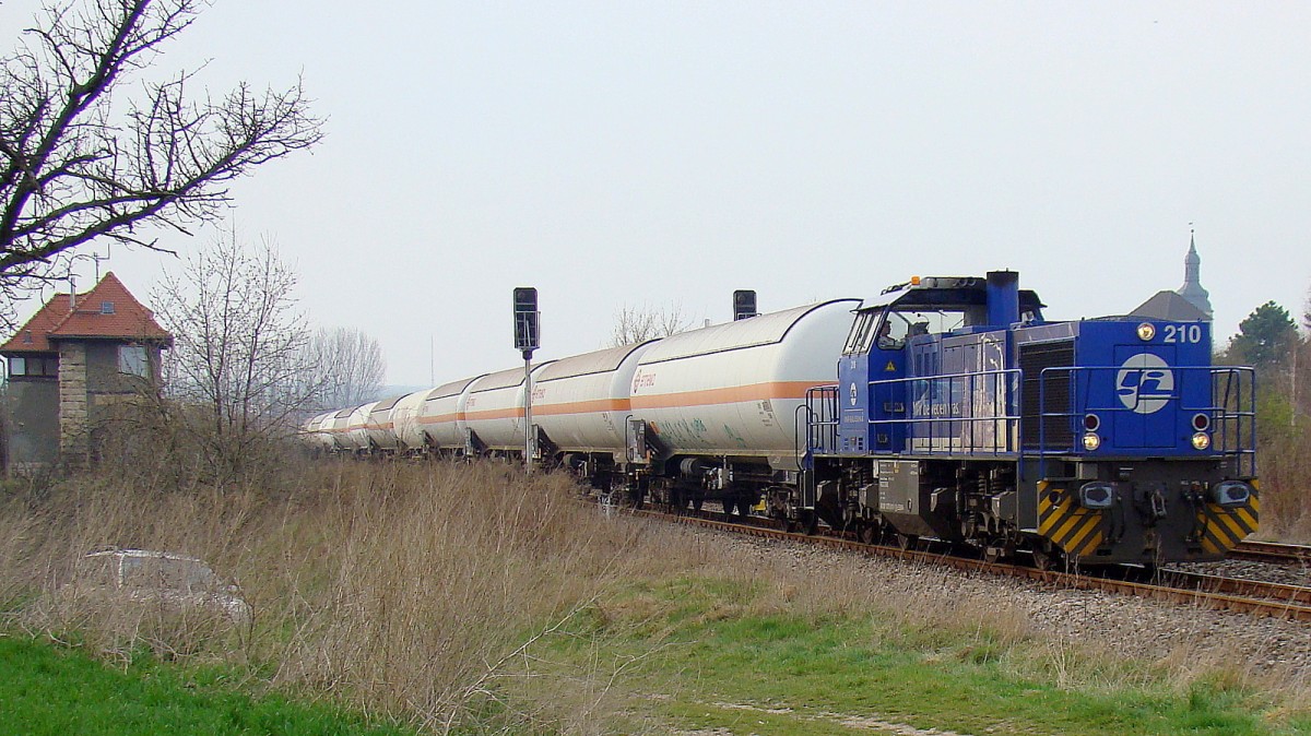 InfraLeuna 210 mit leeren Ermewa-Kesselwagen, am 31.03.2014 in Laucha, auf der Fahrt von der Abstellung in Kardorf zur�ck nach Gro�korbetha. (Foto: G�nther G�bel)