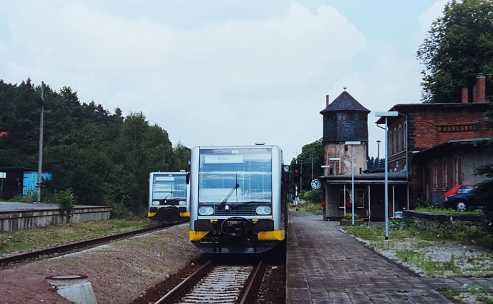 KEG VT 3.17 als RB von Naumburg (S) Hbf nach Artern, im Juli 2000 im Bahnhof Nebra. (Foto: Bodo Zorn)