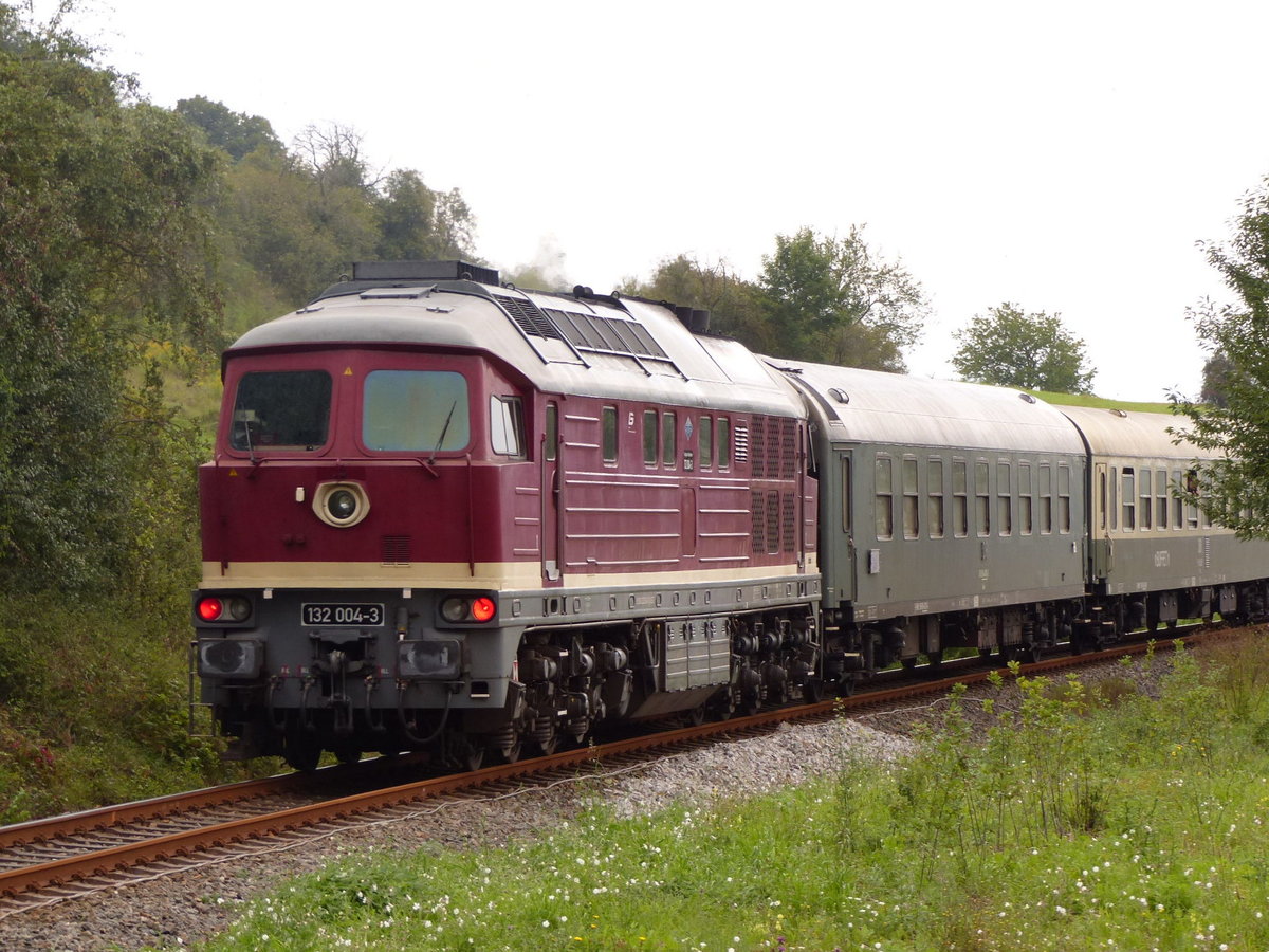 LEG 132 004-3 als Schlusslok am DLr 52328 von Freyburg zur Abstellung nach Karsdorf, am 09.09.2017 zwischen Balgst�dt und Laucha.