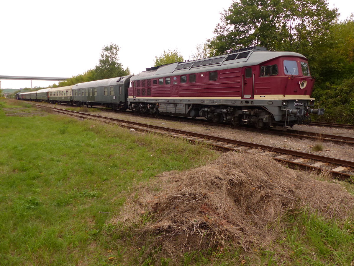 LEG 132 004-3 mit den Sonderzug aus Leipzig und Chemnitz, am 09.09.2017 in der Abstellung in Karsdorf Bbf. Als DLr 52335 ging es sp�ter wieder nach Freyburg, um die Winzerfest Besucher f�r die R�ckfahrt abzuholen.