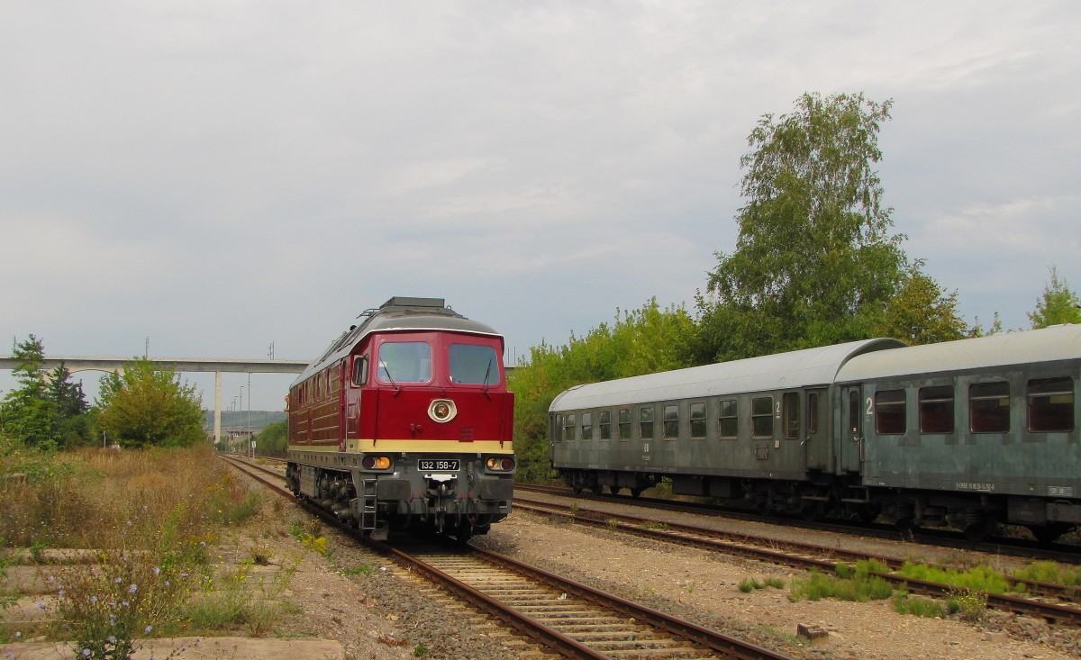 LEG 132 158-7 am 08.09.2013 beim umsetzen im ehemaligen Bahnhof Karsdorf. Sie brachte den Winzerfestsonderzug DPE 75910 von Profen �ber Freyburg nach Karsdorf und wartete dann hier auf die abendliche R�ckfahrt. Im Hintergrund erkennt man einen Teil der Unstruttalbr�cke (Neubaustrecke Erfurt - Halle/Leipzig).