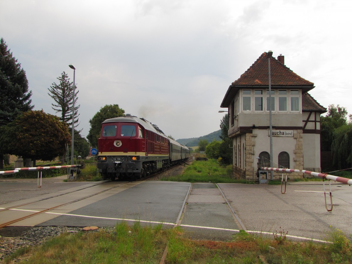 LEG 132 158-7 mit dem DPE 75910 von Profen nach Karsdorf, am 08.09.2013 neben dem Stellwerk Lw in Laucha. Der Sonderzug brachte Besucher zum 80. Winzerfest nach Freyburg und f�hrt hier zur Abstellung nach Karsdorf.