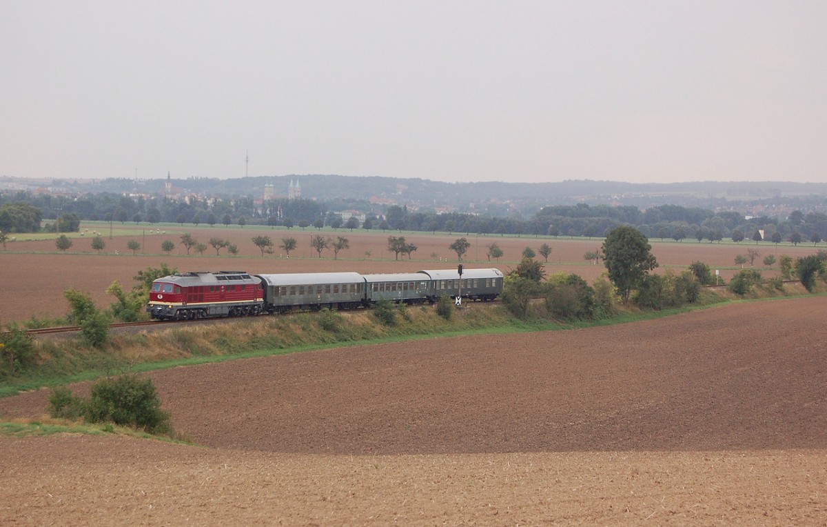 LEG 132 158-7 mit dem Winzerfestsonderzug DPE 75910 von Profen nach Freyburg und weiter zur Abstellung nach Karsdorf, am 08.09.2013 bei Kleinjena. (Foto: dampflok015)