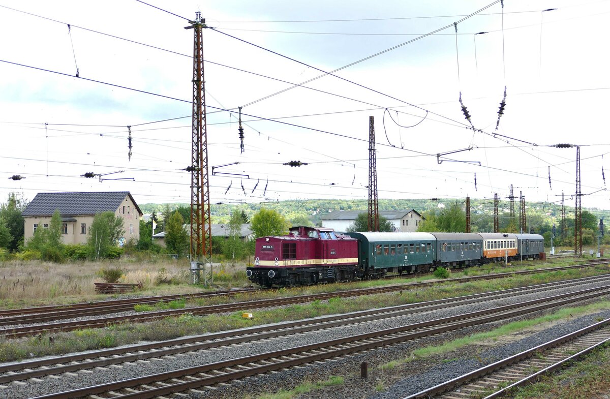 LOK OST 112 364-5 mit dem Sonderzug der Eisenbahnfreunde Traditionsbahnbetriebswerk Sta�furt e.V. von Halberstadt zum Winzerfest Freyburg, am 10.09.2022 in Naumburg (S) Hbf. (Foto: Wolfgang Krolop)