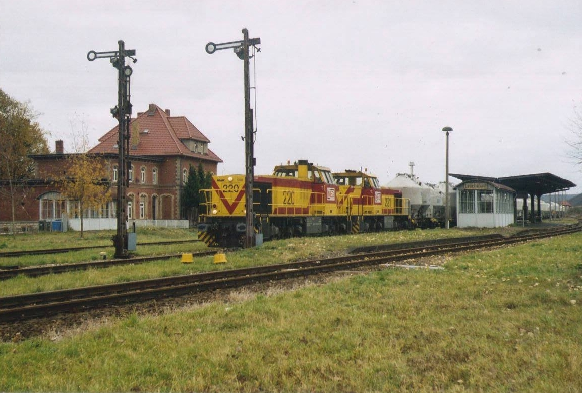 MEG 220 + 221 bringen am 07.11.2007 leere Zementkesselwagen nach Karsdorf. G�nther G�bel fotografierte den Zug bei der Ausfahrt in Laucha.