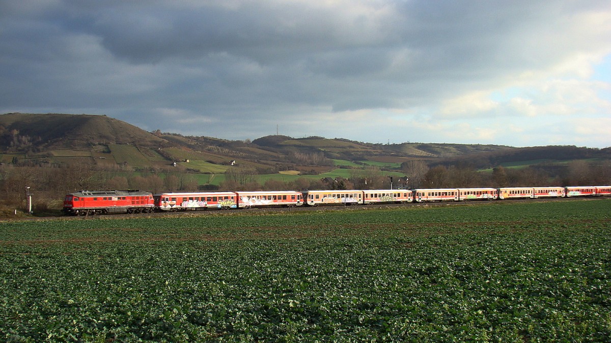 MEG 318 brachte am 16.11.2015 wieder zahlreiche 628er von Hamm zur Abstellung nach Karsdorf. In zwei Teilen wurden der Zug ab Naumburg Hbf nach Karsdorf gebracht. Hier der 2. Teil kurz vor Laucha. (Foto: G�nther G�bel)