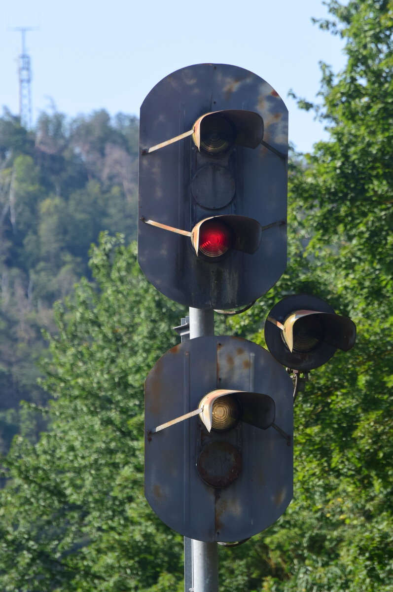 Mittlerweile sind die EZMG Signale in Nebra Geschichte. Da letztes Jahr bereits feststand das diese wegfallen wurde dem Bahnhof Nebra am 16.08.221 nochmal besucht. Dabei konnte das Ersatzsignal Zs1 am Ausfahrsignal nach Wangen fotografiert werden.