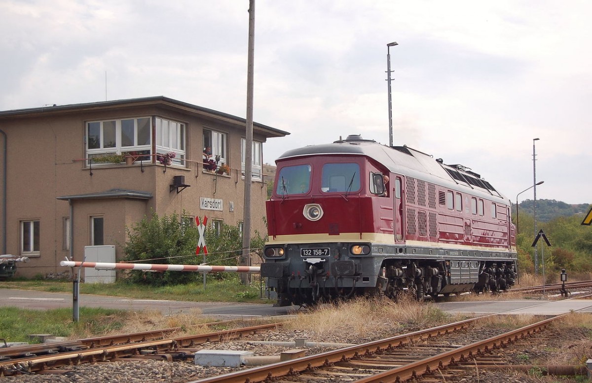 Nach der Ankunft mit dem Winzerfestsonderzug aus Profen, rangiert die LEG 132 158-7 am 08.09.2013 neben dem Stellwerk W4 in Karsdorf, um f�r die abendliche R�ckfahrt umzusetzen. (Foto: dampflok015)