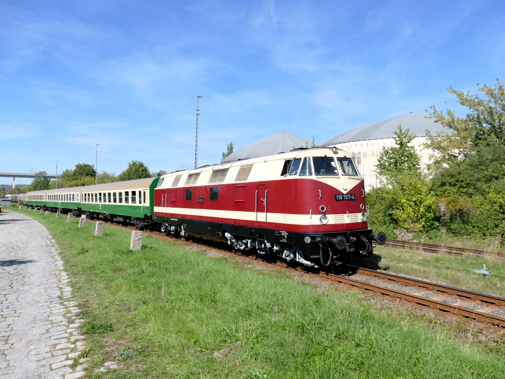 PRESS 118 757  Lotte  am 09.09.2023 mit dem leeren Sonderzug auf der Fahrt in den Anschluss der Erfurter Bahnservice GmbH in Karsdorf zum abstellen bis zur abendlichen R�ckfahrt nach Zwickau. 