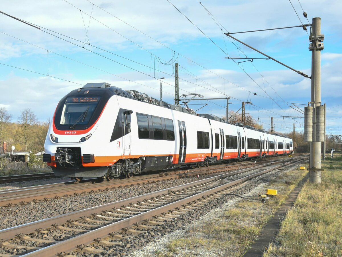 Seit dem Fahrplanwechsel sind auf der RB-Linie 25 zwischen Halle (S) Hbf und Saalfeld (S) teilweise diese, eigentlich für die Österreichische Bundesbahnen (ÖBB) bestimmten und von Abellio gemieteten, Talent 3 Triebzüge im Einsatz. BTH 6442 913 am 11.12.2023 in Naumburg (S) Hbf auf der Fahrt nach Saalefeld (S). (Foto: Maik Köhler)