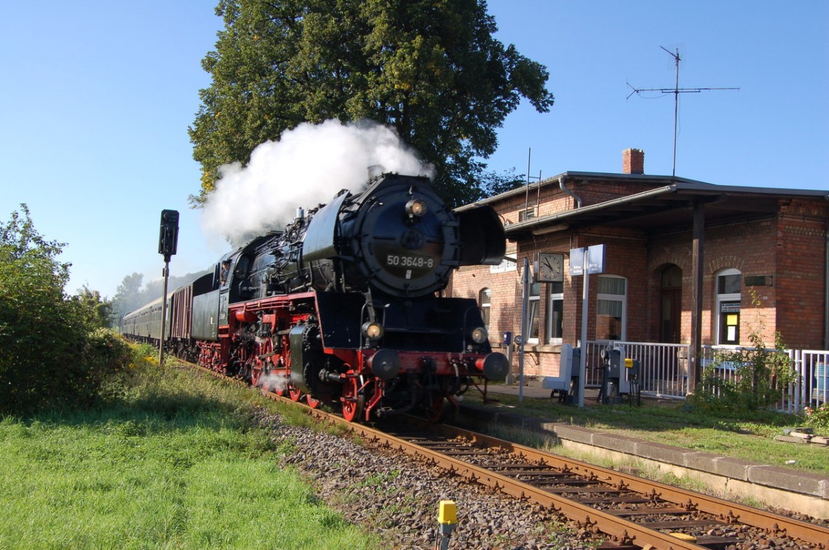 SEM 50 3648-8 mit einem Winzerfestsonderzug von Chemnitz nach Freyburg, am 09.09.2006 in Kleinjena. (Foto: dampflok015)